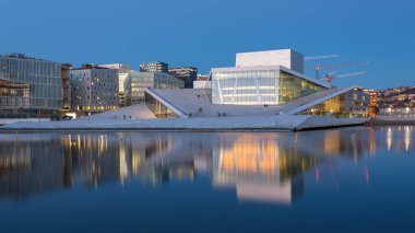 Norveç, Oslo - 14 Nisan 2019: Oslo Opera Binası 'nın bir tarafında. Bahar mevsiminde başkentin sembolü.