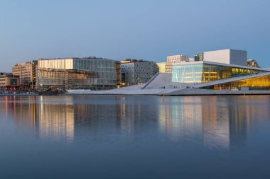 Norveç, Oslo - 14 Nisan 2019: Oslo Opera Binası 'nın bir tarafında. Bahar mevsiminde başkentin sembolü.