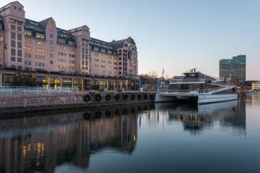 Oslo, Norveç - 14 Nisan 2019: Feribot ve tekneler Oslo 'da limana demir attı. Norveç 'in başkenti. Güzel gün batımı.