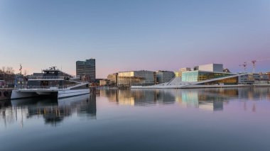 Oslo, Norveç - 14 Nisan 2019: Feribot ve tekneler Oslo 'da limana demir attı. Norveç 'in başkenti. Güzel gün batımı.
