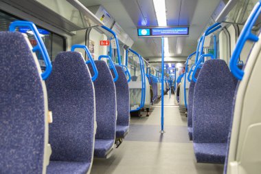 İngiltere, Londra - 04 Nisan 2019: İçeriden toplu taşıma. Trenin içi. Yolcu taşımacılığı. Şehir treninde mavi koltuklar. Konsept - belediye toplu taşımacılığı. Plastik koltuklu boş otobüs.