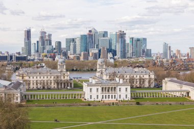 İngiltere, Londra - 05 Nisan 2019: Queen House in Center ve Canary Wharf from Greenwich Park. Arka planda Londra şehri var..
