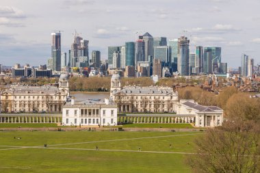 İngiltere, Londra - 05 Nisan 2019: Queen House in Center ve Canary Wharf from Greenwich Park. Arka planda Londra şehri var..