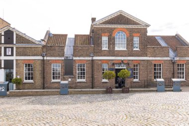 İngiltere, Londra - 05 Nisan 2019: Greenwich, Londra 'nın güneydoğusundaki Greenwich Park' taki bir tepede yer alan Kraliyet Gözlemevi, Greenwich.