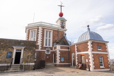 İngiltere, Londra - 05 Nisan 2019: Greenwich, Londra 'nın güneydoğusundaki Greenwich Park' taki bir tepede yer alan Kraliyet Gözlemevi, Greenwich.