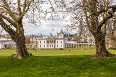 İngiltere, Londra - 05 Nisan 2019: Greenwich, Londra 'nın güneydoğusundaki Greenwich Park' taki bir tepede yer alan Kraliyet Gözlemevi, Greenwich.