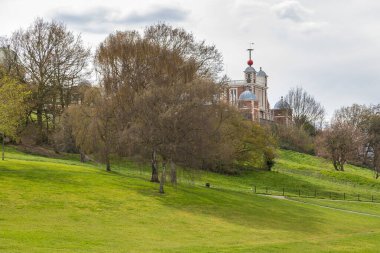 İngiltere, Londra - 05 Nisan 2019: Greenwich, Londra 'nın güneydoğusundaki Greenwich Park' taki bir tepede yer alan Kraliyet Gözlemevi, Greenwich.