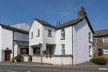 Sedbergh, Yorkshire, İngiltere - 20 Nisan 2019: Sedbergh köyündeki bir binanın cephesi. Güneşli bir bahar günü. Yorkshire Dales, İngiltere