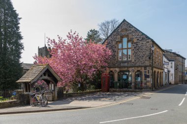 Sedbergh, Yorkshire, İngiltere - 20 Nisan 2019: Sedbergh köyündeki bir binanın cephesi. Güneşli bir bahar günü. Yorkshire Dales, İngiltere