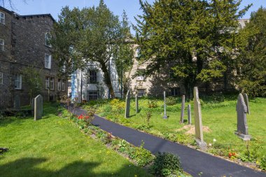 Sedbergh, Yorkshire, İngiltere - 20 Nisan 2019: Sedbergh köyündeki bir binanın cephesi. Güneşli bir bahar günü. Yorkshire Dales, İngiltere