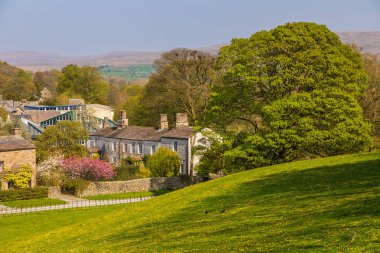 Sedbergh köyünün binalarının manzarası. Güzel bahçe. Güneşli bir bahar günü. Sedbergh, Yorkshire Dales, İngiltere