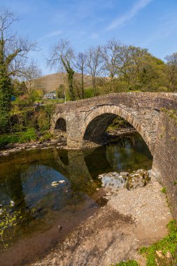 Sedbergh, Yorkshire, İngiltere - 20 Nisan 2019: Sedbergh 'deki Rawthey Nehri üzerinde taş bir köprü. Bahar mevsimi.