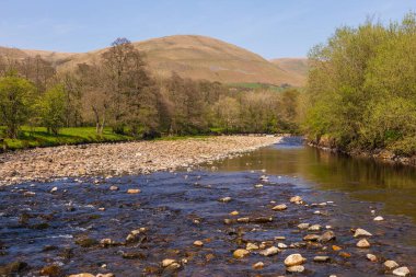 Sedbergh, Yorkshire Dales, Cumbria 'daki Rawthey Nehri manzarası. Kuzey İngiltere 'de güzel bir manzara..