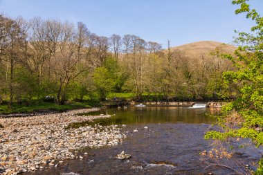 Sedbergh, Yorkshire Dales, Cumbria 'daki Rawthey Nehri manzarası. Kuzey İngiltere 'de güzel bir manzara..