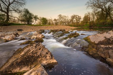 Sedbergh, Yorkshire Dales, Cumbria 'daki Rawthey Nehri manzarası. Kuzey İngiltere 'de güzel bir manzara..
