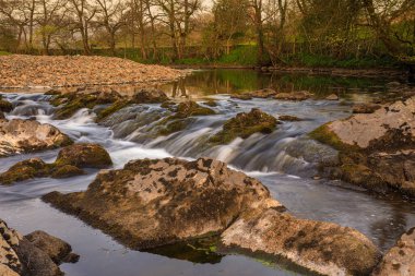 Sedbergh, Yorkshire Dales, Cumbria 'daki Rawthey Nehri manzarası. Kuzey İngiltere 'de güzel bir manzara..