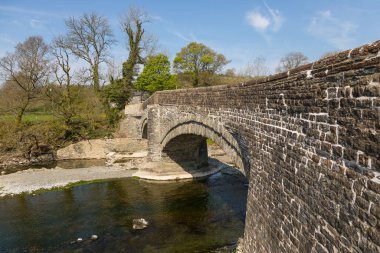 Sedbergh 'deki Rawthey Nehri üzerinde taş bir köprü. Bahar sezonu. Yorkshire, İngiltere.