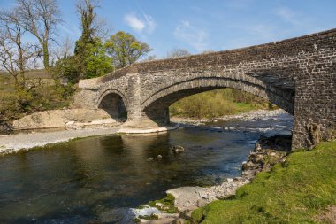 Sedbergh 'deki Rawthey Nehri üzerinde taş bir köprü. Bahar sezonu. Yorkshire, İngiltere.