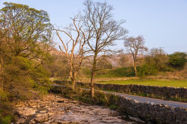 Sedbergh, Yorkshire Dales, Cumbria 'daki Dee Nehri manzarası. Kuzey İngiltere 'de güzel bir manzara..