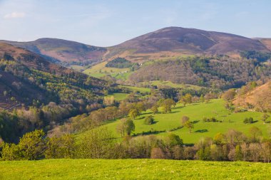 Llangollen kasabasındaki yeşil tepelerin manzarası. Güneşli bir bahar günü. Llangollen, Denbighshire, Galler, İngiltere.