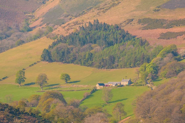ランゴレンの町の緑の丘の眺め 春の晴れた日 Llangolen Denbighshire Wales — ストック写真
