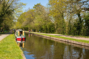 Llangollen, Dengighshire Galler - 21 Nisan 2019: Dünya mirası olan Pontcysyllte su kanalını geçerken Llangollen Kanalı 'ndaki botları daralt.