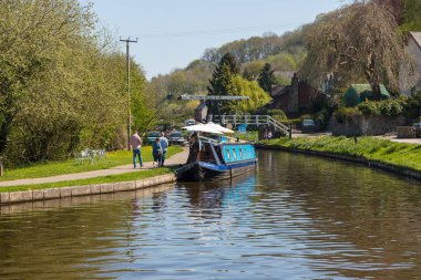 Llangollen, Dengighshire Galler - 21 Nisan 2019: Dünya mirası olan Pontcysyllte su kanalını geçerken Llangollen Kanalı 'ndaki botları daralt.