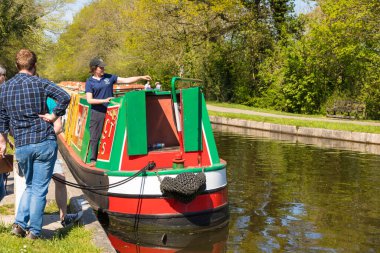 Llangollen, Dengighshire Galler - 21 Nisan 2019: Dünya mirası olan Pontcysyllte su kanalını geçerken Llangollen Kanalı 'ndaki botları daralt.