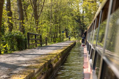 Llangollen, Dengighshire Galler - 21 Nisan 2019: Dünya mirası olan Pontcysyllte su kanalını geçerken Llangollen Kanalı 'ndaki botları daralt.