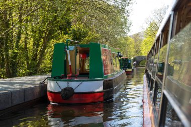 Llangollen, Dengighshire Galler - 21 Nisan 2019: Dünya mirası olan Pontcysyllte su kanalını geçerken Llangollen Kanalı 'ndaki botları daralt.