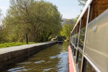 Llangollen, Dengighshire Galler - 21 Nisan 2019: Dünya mirası olan Pontcysyllte su kanalını geçerken Llangollen Kanalı 'ndaki botları daralt.