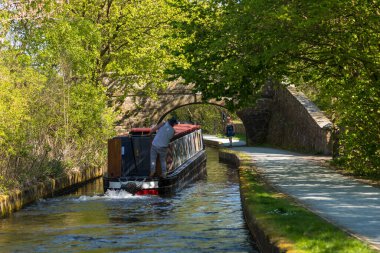 Llangollen, Dengighshire Galler - 21 Nisan 2019: Dünya mirası olan Pontcysyllte su kanalını geçerken Llangollen Kanalı 'ndaki botları daralt.