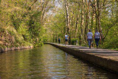 Llangollen, Dengighshire Galler - 21 Nisan 2019: Llangollen Kanal Kenarı. Dünya mirası olan Pontcysyllte su kanalını geçerken....