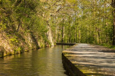Llangollen 'daki Kanal Tarafı. Dünya mirası olan Pontcysyllte su kanalını geçen kanal. Llangollen, Dengighshire Galler.