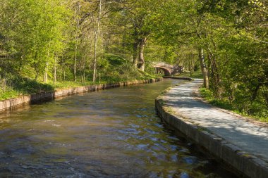 Llangollen 'daki Kanal Tarafı. Dünya mirası olan Pontcysyllte su kanalını geçen kanal. Llangollen, Dengighshire Galler.