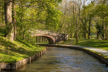 Llangollen 'daki Kanal Tarafı. Dünya mirası olan Pontcysyllte su kanalını geçen kanal. Llangollen, Dengighshire Galler.