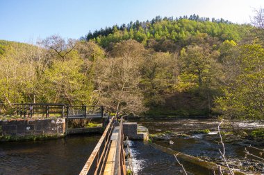 Llangollen, Denbighshire, Galler - 21 Nisan 2019: Llangollen yakınlarındaki At Nalı Şelalesi 'nde dinlenen insanlar.
