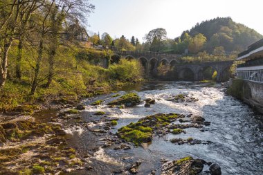 Llangollen yakınlarındaki Horseshoe Şelalesi 'nin yanındaki Dee nehri üzerindeki köprü. Llangollen, Denbighshire, Galler.