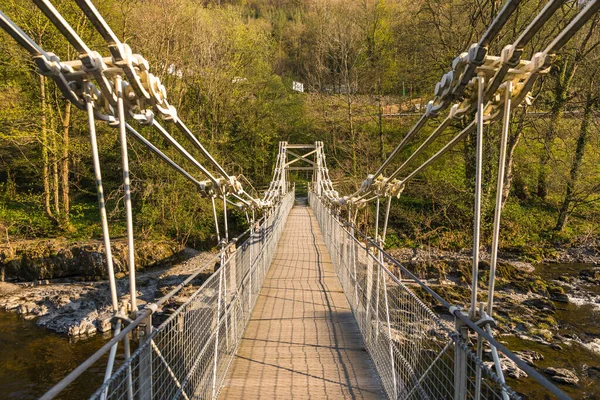 ディー川にかかる吊り橋 ランゴレン近くの馬蹄形の滝の近くの歩道橋 ランゴレン デンビシャー ウェールズ — ストック写真