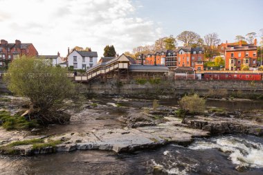 Llangollen, Denbighshire, Galler -21 Nisan 2019: Llangollen şehri manzarası. Dee Nehri 'nde tuğla evler. Bahar mevsimi.