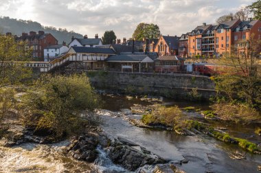 Llangollen, Denbighshire, Galler -21 Nisan 2019: Llangollen şehri manzarası. Dee Nehri 'nde tuğla evler. Bahar mevsimi.