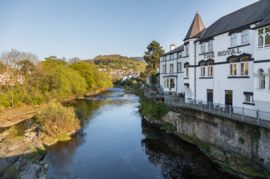 Llangollen, Denbighshire, Galler -21 Nisan 2019: Llangollen şehri manzarası. Dee Nehri 'nde tuğla evler. Bahar mevsimi.