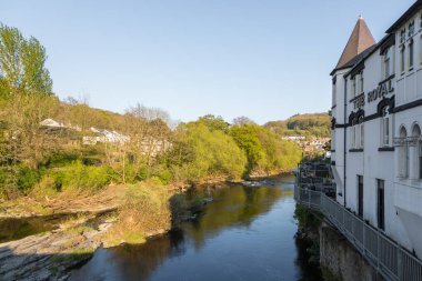 Llangollen, Denbighshire, Galler -21 Nisan 2019: Llangollen şehri manzarası. Dee Nehri 'nde tuğla evler. Bahar mevsimi.