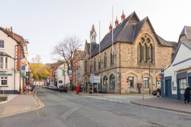 Llangollen, Denbighshire, Galler - 21 Nisan 2019: Castle Caddesi 'ndeki Llangollen Belediye Binası. Dar cadde boyunca tuğla evler.