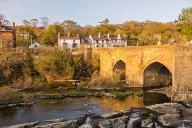 Llangollen, Denbighshire, Galler - 21 Nisan 2019: Llangollen Köprüsü, Dee Nehri üzerinde taş yapı. Bahar mevsimi.