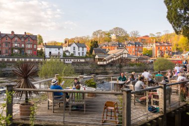 Llangollen, Denbighshire, Galler -21 Nisan 2019: Llangollen şehri manzarası. Dee Nehri 'nde tuğla evler. Bahar mevsimi.