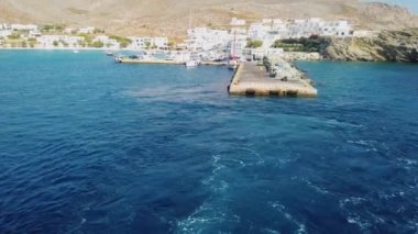 Folegandros, Yunanistan - 26 Eylül 2020 Folegandros Adası Limanı. Rıhtımdaki insanlar, demirli yatlar. Arka planda beyaz binalar.