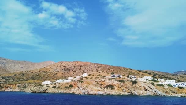 Pohled Přístav Ostrově Sikinos Lidé Čekají Trajekt Tradiční Bílé Budovy — Stock video