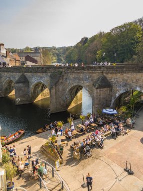 Durham, İngiltere -22 Nisan 2019: Elvet Köprüsü manzarası, ortaçağ duvarcılık kemer köprüsü Durham şehrinde takılı.