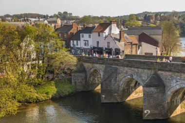 Durham, İngiltere -22 Nisan 2019: Elvet Köprüsü manzarası, ortaçağ duvarcılık kemer köprüsü Durham şehrinde takılı.